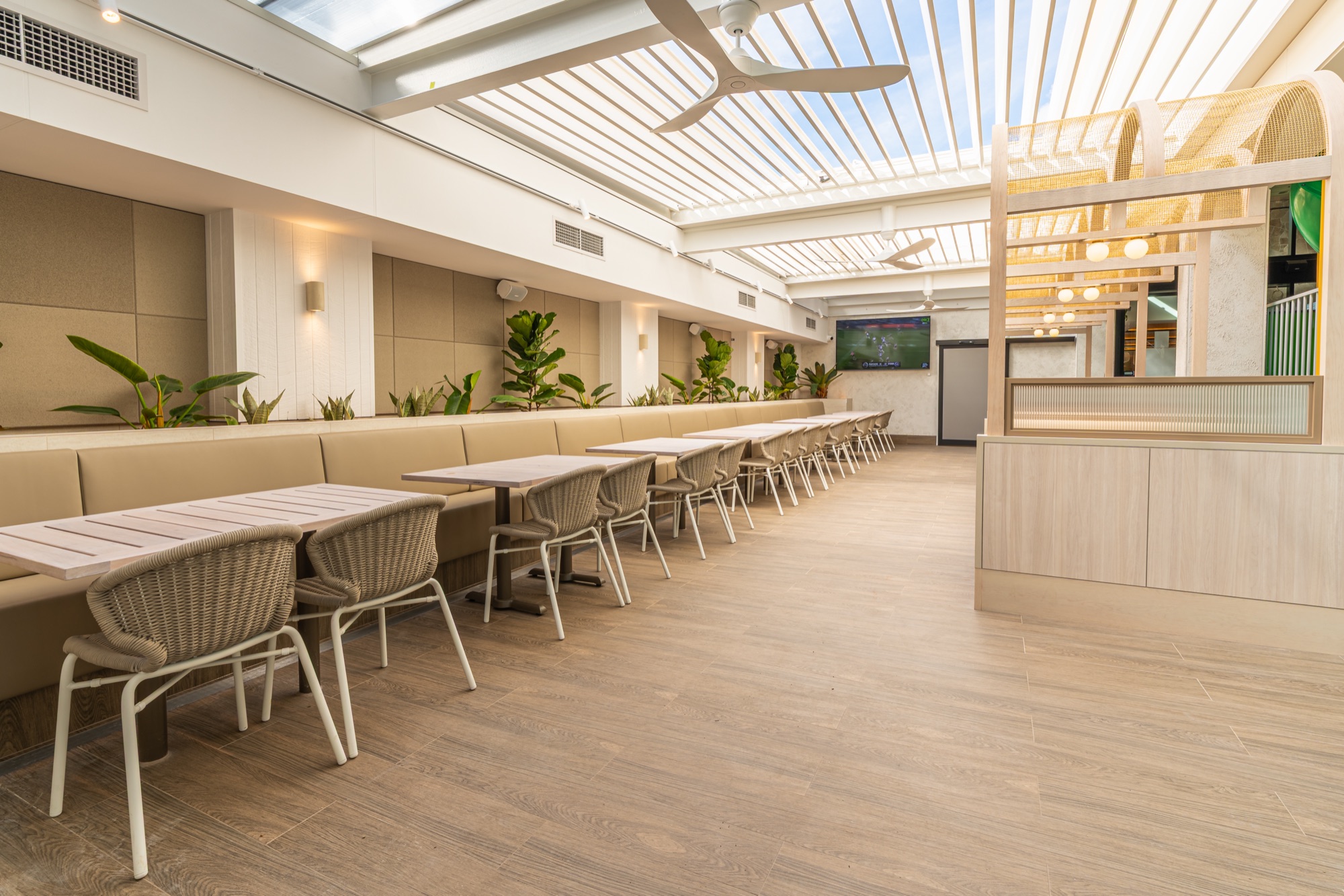 Operable louvre roofing across the Chipping Norton Hotel outdoor dining area